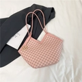 Bolso tote rosa de cuero sintético con estampado de patrón M y colgante dorado - Rosa