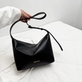 Bolso de hombro negro minimalista en cuero sintético con estampado de letras doradas - Negro
