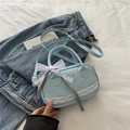 Schicke hellblaue Bowlingtasche aus Mattleder mit weißer Spitze und Schleifenverzierung - Blau