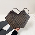 Bolso tote marrón con estampado de letras M, corte en V y colgante de metal dorado - Marrón
