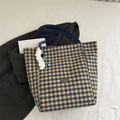 Bolso tote de nailon a cuadros amarillos y azules con colgante de perro y parche handmade - Azul con colgante