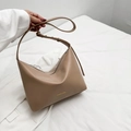 Bolso hobo marrón de gran capacidad con correa ancha ajustable y textura de cuero mate - Caqui