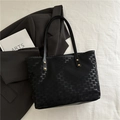 Borsa tote nera monogramma con rivetti dorati e manici lunghi in stile minimalista - Nero