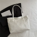 Borsa tote bianca minimalista con motivo monogramma e borchie dorate per l'uso quotidiano - Bianco