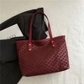 Borsa tote bordeaux con stampa monogramma ed eleganti dettagli in borchie dorate - Rosso