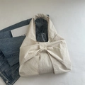 Bolso tote de tela blanco crema con lazo grande y textura de lona plisada elegante - Beige