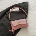 Sac bandoulière rose à paillettes avec boucle dorée en U et chaîne métallique - Rose