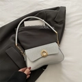 Petit sac argenté à paillettes avec boucle fer à cheval dorée et bandoulière chaîne - Argenté
