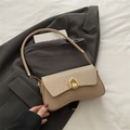 Sac à bandoulière beige avec rabat pailleté doré et fermoir en fer à cheval - Khaki