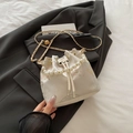 Sac seau crème élégant avec broderie florale et anse en perles fines - Blanc