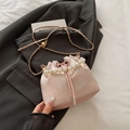 Sac seau rose en jacquard avec poignée en perles et bandoulière en chaîne - Rose