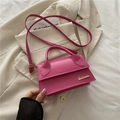 Mini borsa a tracolla rosso rosa in pelle sintetica liscia con dettagli dorati - Rosa