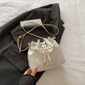 Sac seau blanc avec broderie florale, poignée en perles et bandoulière dorée - Blanc Floral