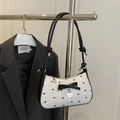 Borsa sottobraccio bianca con motivi a fiocco nero e un ciondolo a cuore elegante - Bianco