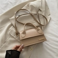 Petit sac carré beige à bandoulière avec logo doré et poignée cylindrique chic - Khaki
