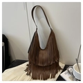 Detailansicht einer braunen Hobo-Tasche mit langen Fransen in Lifestyle-Umgebung - Braun