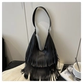 Detailansicht der schwarzen Hobo-Tasche mit Lederfransen und breitem Schultergurt - Schwarz