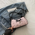 Bolso bajo el brazo rosa con lazos, ribete de cuero negro y colgante de corazón - Rosa