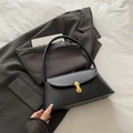 Bolso de hombro minimalista en cuero negro con elegante cierre giratorio dorado - Negro