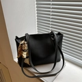 Minimalistische schwarze Leder-Shopper mit weißen Kontrastnähten und einem Seidenschal - Schwarz