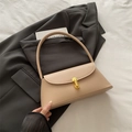 Elegante bolso de hombro beige de cuero sintético con cierre de giro en U dorado - Caqui