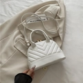 Bolso bandolera acolchado blanco moderno con estructura semicircular y cremalleras - Blanco