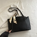 Grande borsa tote nera in ecopelle con cuciture bianche e manico decorato con foulard - Nero