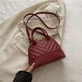 Bolso bandolera rojo oscuro con acolchado en V, detalles dorados y asas superiores - Rojo