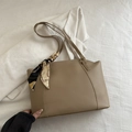 Borsa tote kaki in ecopelle con elegante foulard di seta annodato al manico - Cachi
