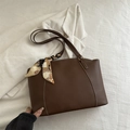 Borsa tote in pelle marrone scuro con cuciture a contrasto e sciarpa di seta decorativa - Marrone Scuro