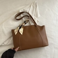 Borsa tote in ecopelle marrone con cuciture bianche a contrasto e raffinato foulard - Marrone Chiaro