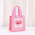 Dettaglio della borsa regalo in tessuto non tessuto a quadri rosa con fiocco e manici - Stile a Quadri Sottili Rosa e Bianco (9034-5) / 20*20*9cm