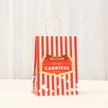 Detail der rot-weiß gestreiften Zirkus-Geschenktüte mit Welcome to the Carnival Logo - Karnevalsabzeichen-Stil (549-5) / 21*15*8