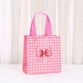 Sacchetto regalo a scacchi rosa con stampa a fiocco e manici in tessuto resistente - Stile a Quadri Rosa e Bianco (9034-1) / 20*20*9cm