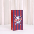 Detail der rot-blau gestreiften Baseball-Geschenktüte mit Schlägern und Sternen - Rot Blau Vertikale Streifen Baseball Stil (848-4) / 24*13*8cm