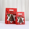 Detail van kerstcadeautassen met rood-zwart ruitpatroon en een rode decoratieve strik - 20x16x7cm