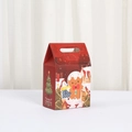 Rote Weihnachts-Geschenkbox mit Lebkuchenmann-Motiv, Tragegriff und Winterhaus-Druck - Lebkuchenhaus-Stil (C002-1) / 15.5x10x6cm