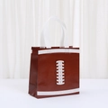 Detalle de bolsa de regalo con patrón de fútbol americano, costuras blancas y asas tejidas - Patrón de rugby (9031-4) / 20*20*9cm