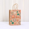 Braune Kraftpapiertüte mit bunten Punkten und gedrehten Tragegriffen aus Papier - 21*15*8 / Orange Grün Violett Punkte (711-4)
