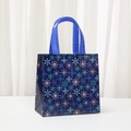 Detalle de la bolsa de regalo de tela no tejida con diseños góticos de calaveras y copos - 9049-2; 20*20*9 Cm; Bolsa Laminada Con Base Plana