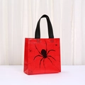 Sac fourre-tout rouge en non-tissé pour Halloween avec motif araignée et toile - Base Rouge Avec Motif à Thème d'Araignée (9046-2)