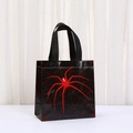 Sac fourre-tout d'Halloween en non-tissé avec motif d'araignée rouge et anses noires - Base Noire Avec Motif d'Araignée Rouge (9046-5)