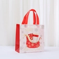 Sacchetto regalo di Natale in tessuto non tessuto con slitta rossa e fiocchi d'oro - Stile Slitta (5051-3) / 23x22x11cm