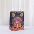 Detail der lila Diwali-Geschenktüte mit Mandala-Mustern und Happy Diwali-Aufschrift - Lila-Rosa Diya-Stil (558-4) / H21*L15*B8