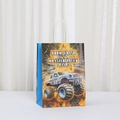Papiertüte mit Monster Truck Motiv für Jungen-Kindergeburtstag mit blauen Truck und Feuer - Blaues LKW-Flammen-Stil (559-1) / H21xL15xW8