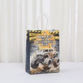 Kraftpapier-Geschenktüte mit Monstertruck-Druck und weißen Griffen für Partys - Blaugrauer Absperrband Stil (559-4) / H21xL15xW8