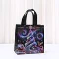 Schwarze Weihnachts-Geschenktasche aus Vliesstoff mit buntem Nikolaus-Motiv und Rentier - Neon Weihnachtsbaum Muster (5806-4) / 23x22x11