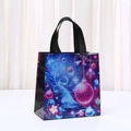 Weihnachts-Geschenkbeutel aus Vliesstoff mit blauen Drucken und schwarzen Griffen - Träumerisches Sternen-Weihnachtskugel Muster (5806-3) / 23x22x11