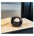 Detalle de bolso de mano brillante en forma de anillo con cadena dorada en mármol - Marrón