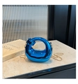 Detalle del bolso azul Klein efecto espejo con asa circular y cadena metálica oro - Azul